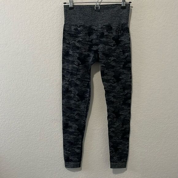 Gymshark Pants - GYMSHARK Adapt Camo Seamless Leggings, Grey/Black, Size S